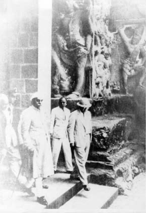 Ambedkar and President Rajendra Prasad visiting the Ellora Caves near Aurangabad, September 1950.