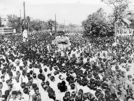 A vast crowd accompanying Ambedkar's body towards Chaitya Bhoomi in Bombay on 7 December 1956.